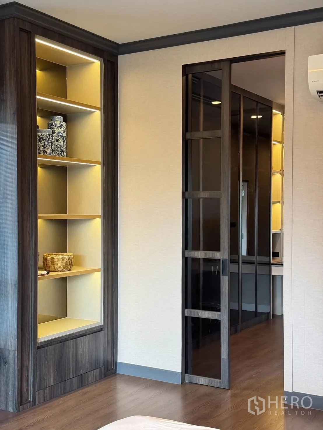 Detached House for rent in Bang Kapi, Bangkok - Walk-in closet area with glass sliding door and built-in illuminated shelving.