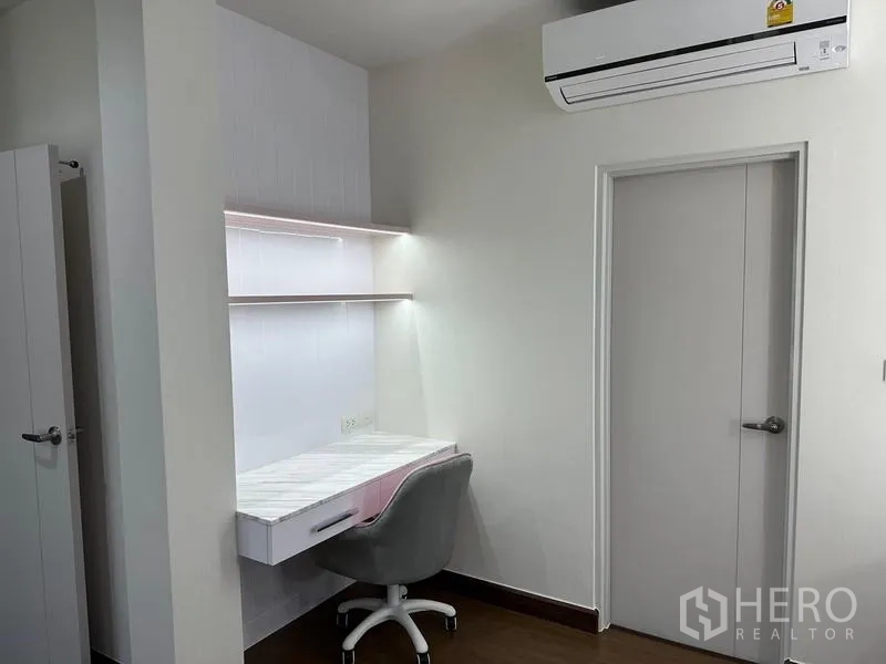 Detached House for sale in Saphan Sung, Bangkok - Compact study corner with floating desk, shelves and air conditioner.