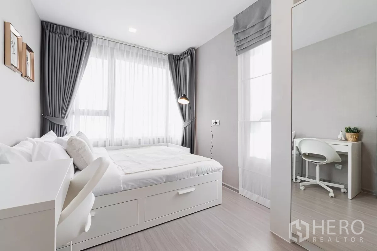 Condominium for rent in Chatuchak, Bangkok - Bright second bedroom with daybed storage, work desk and full-height mirror.