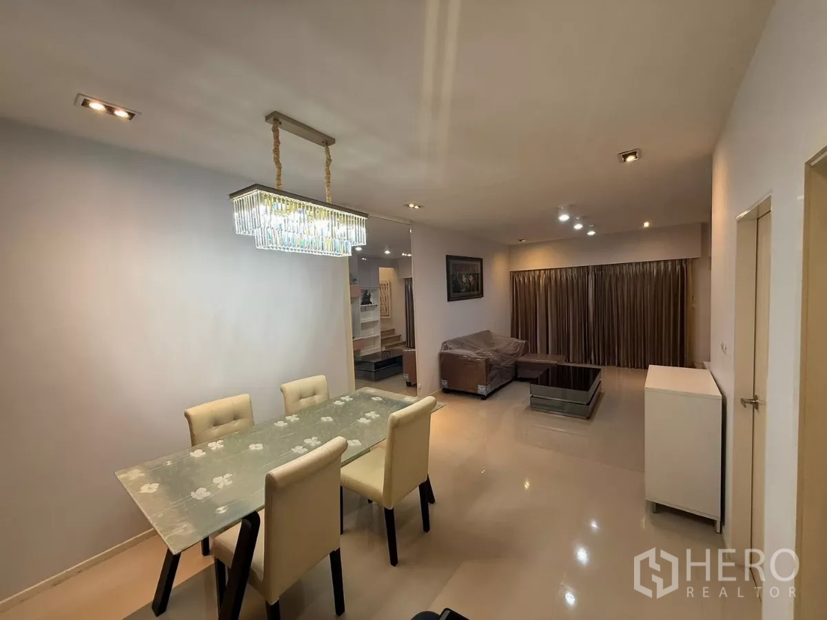 Townhouse for rent in Suan Luang, Bangkok - Dining zone with crystal chandelier and four-seat table adjoining the living room.