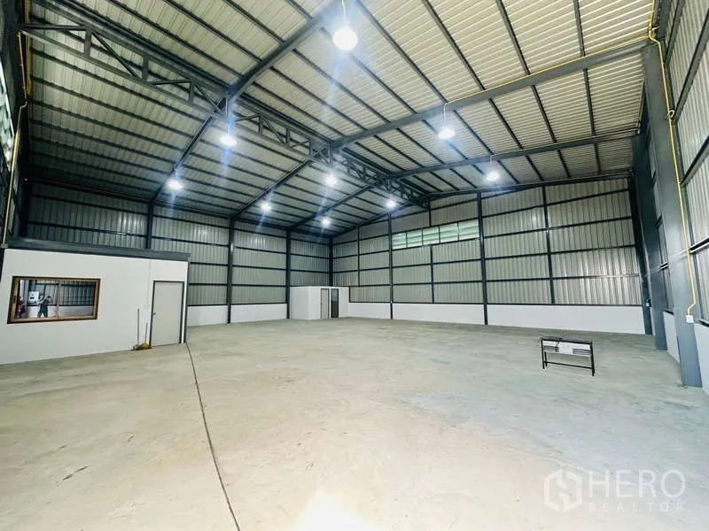 Warehouse for rent in Bang Phli, Samut Prakan - Spacious warehouse interior in Bang Phli with high ceiling, steel beams, bright LED lights and polished concrete floor plus internal office.