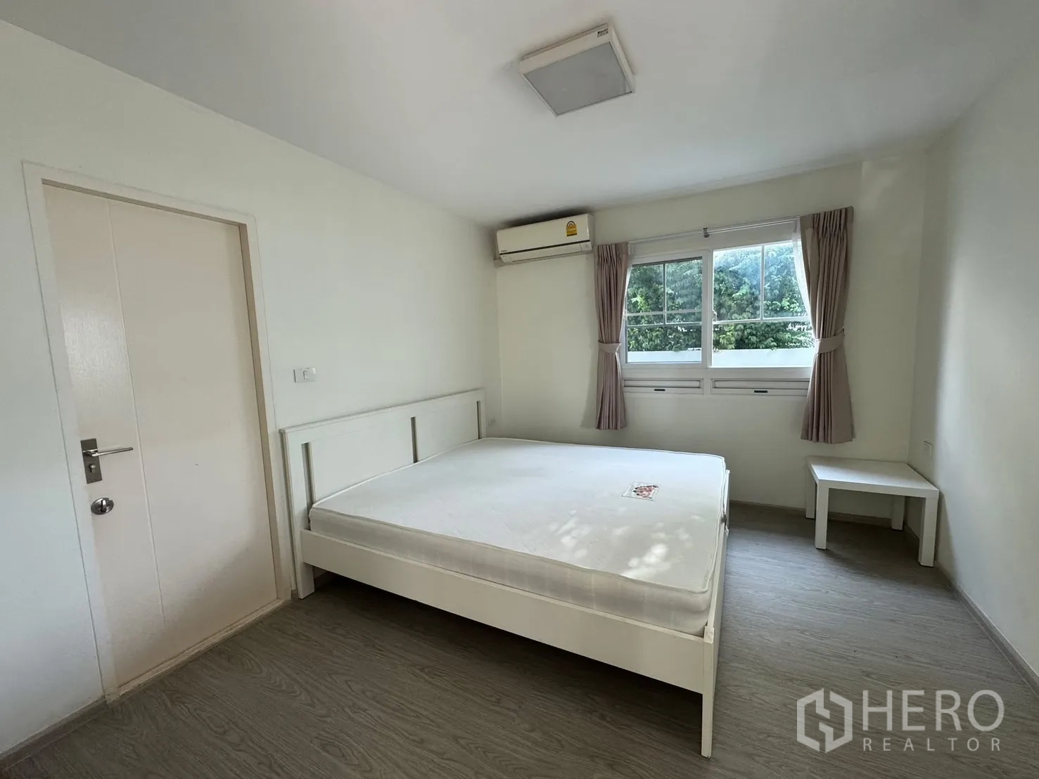 บ้านเดี่ยว for rent in Bang Phli, Samut Prakan - ห้องนอนพร้อมเตียง แอร์ หน้าต่าง และโต๊ะข้างเตียง