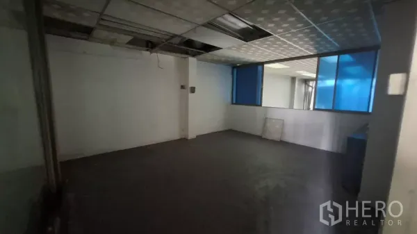 店屋 出租在Watthana, Bangkok - 大面积办公室，蓝色窗贴与吊顶。