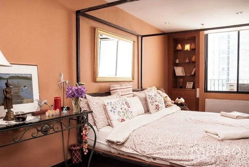 คอนโด ให้เช่าในWatthana, Bangkok - ห้องนอนมุมมองที่สอง เตียงสี่เสาใกล้หน้าต่าง ชั้นวางบิลท์อิน และวิวเมือง