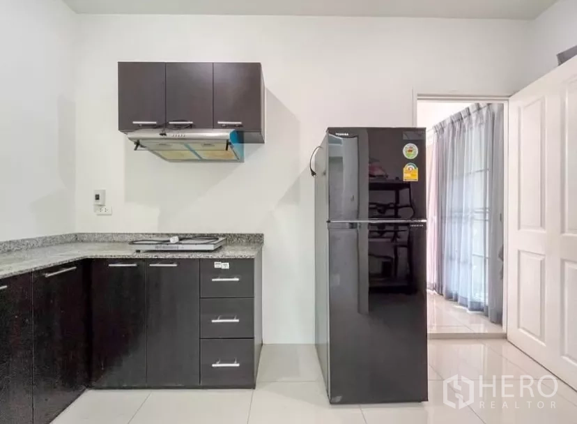 บ้าน ให้เช่าในChom Thong, Bangkok - ภาพใกล้ของครัวตัวแอล ตู้บิวท์อิน เครื่องดูดควัน และตู้เย็นสองประตู