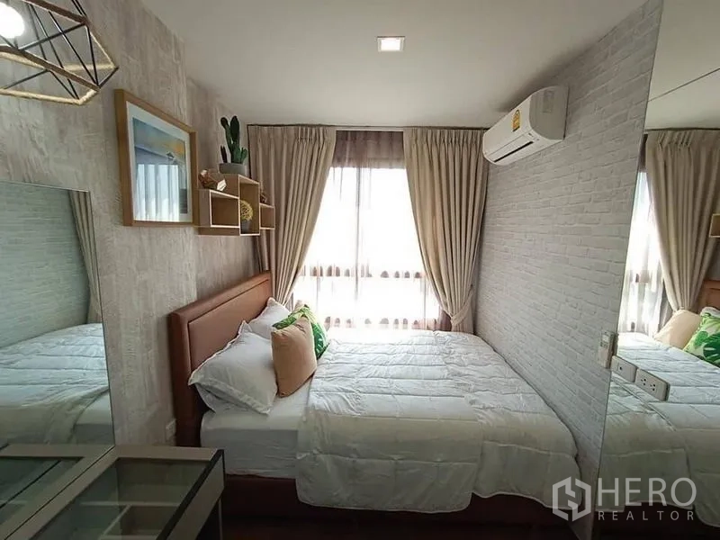 คอนโด ให้เช่าในPhra Khanong, Bangkok - ห้องนอนกะทัดรัด ผนังกระจกเงา ชั้นวางบิวท์อิน แอร์ และหน้าต่างกว้างรับแสงธรรมชาติ