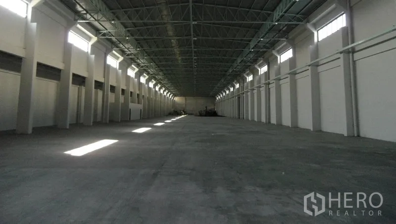 คลังสินค้า ให้เช่าในBang Sao Thong, Samut Prakan - ฮอลล์โกดังโล่ง หลังคาสูง ช่องแสงและหน้าต่างระบายอากาศ พื้นคอนกรีต