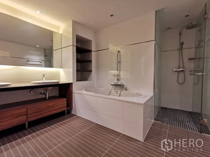 Condominium for rent or sale in Phaya Thai, Bangkok - Luxury bathroom featuring a soaking tub, double vanity, and separate glass shower.