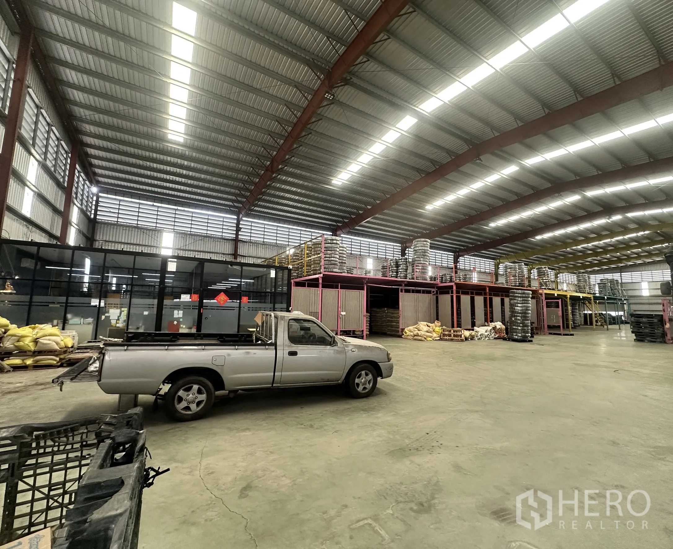 仓库 for rent in Mueang Samut Prakan, Samut Prakan - 仓库内部空间，钢结构、混凝土地面与玻璃隔断办公室。