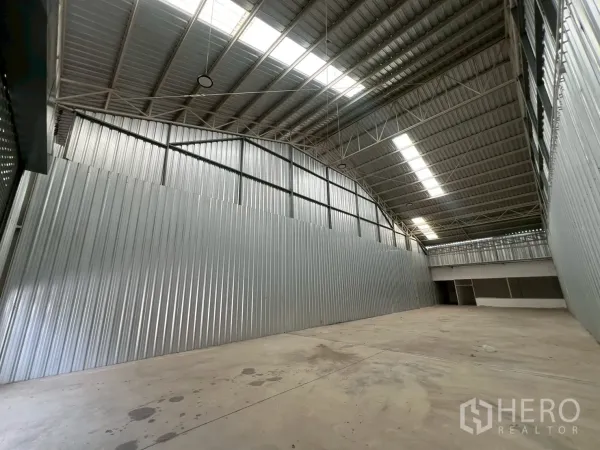 คลังสินค้า ให้เช่าในMin Buri, Bangkok - ฮอลล์เก็บสินค้ากว้าง โคมไฟไฮเบย์ โครงหลังคาเหล็ก และผนังกั้นด้านหลัง