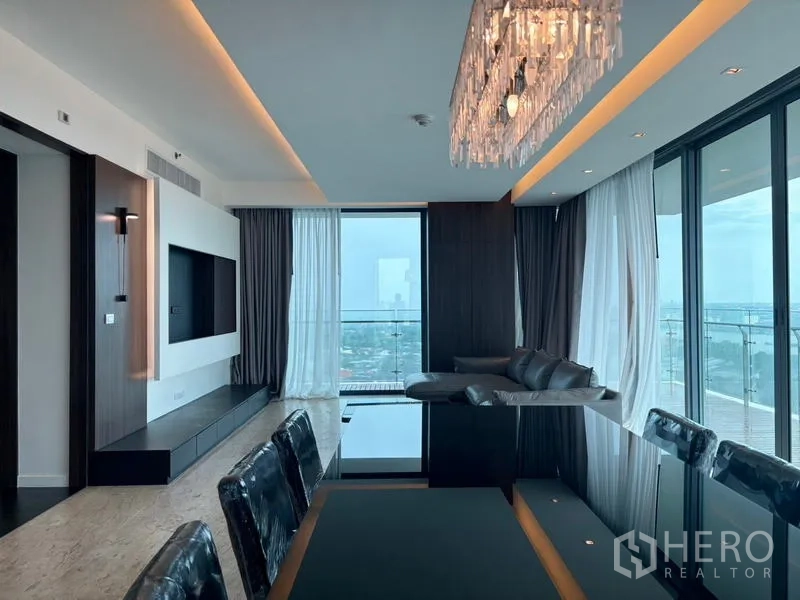 คอนโด ให้เช่า - ห้องนั่งเล่น-ทานอาหารหรู โคมระย้า โซฟา และผนังกระจกสูงจรดเพดานเปิดสู่ระเบียง