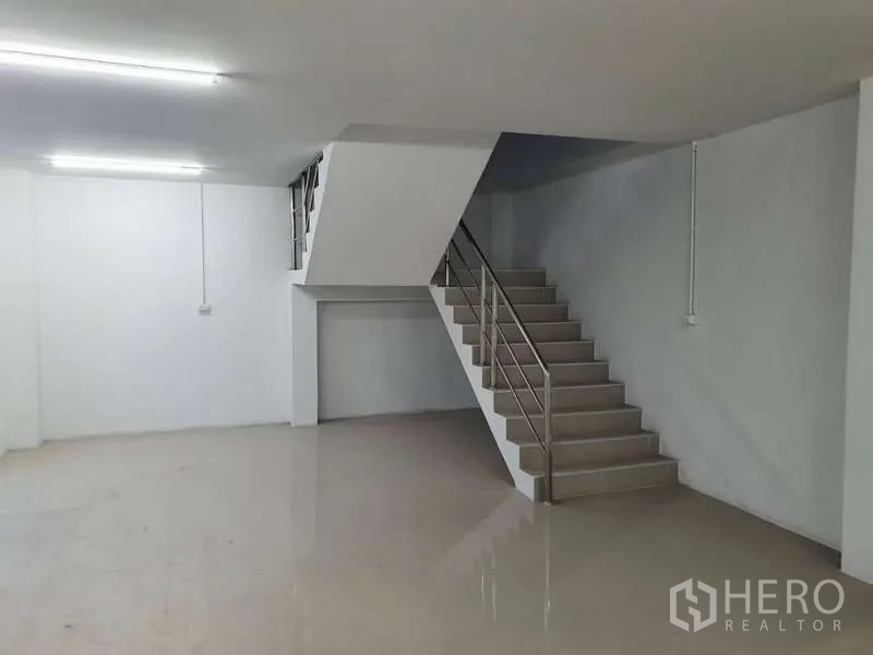 货栈 出租在Khlong Luang, Pathum Thani - 底层办公区与不锈钢扶手楼梯，位于仓库建筑内。