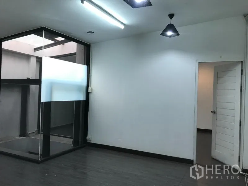 店屋 出租在Watthana, Bangkok - 房间配顶灯与转角玻璃天井，局部磨砂，旁有开启的门