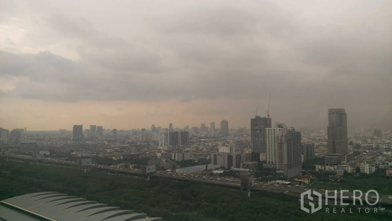 คอนโด ให้เช่าในRatchathewi, Bangkok - วิวชั้นสูงของใจกลางกรุงเทพฯ เห็นตึกสูง พื้นที่สีเขียว และถนน ใต้ท้องฟ้ามีเมฆ