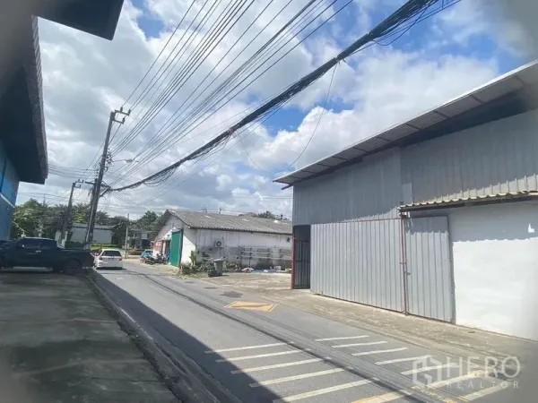 คลังสินค้า ให้เช่าในSaphan Sung, Bangkok - มุมมองด้านหน้าติดถนนของโกดัง มีเครื่องหมายช่องจอดรถและทางเข้า-ออกสะดวก