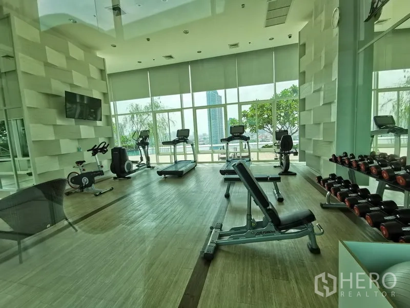 คอนโด ให้เช่าในBang Kho Laem, Bangkok - ฟิตเนสพร้อมลู่วิ่ง ดัมเบล และหน้าต่างบานใหญ่เห็นวิวแม่น้ำ