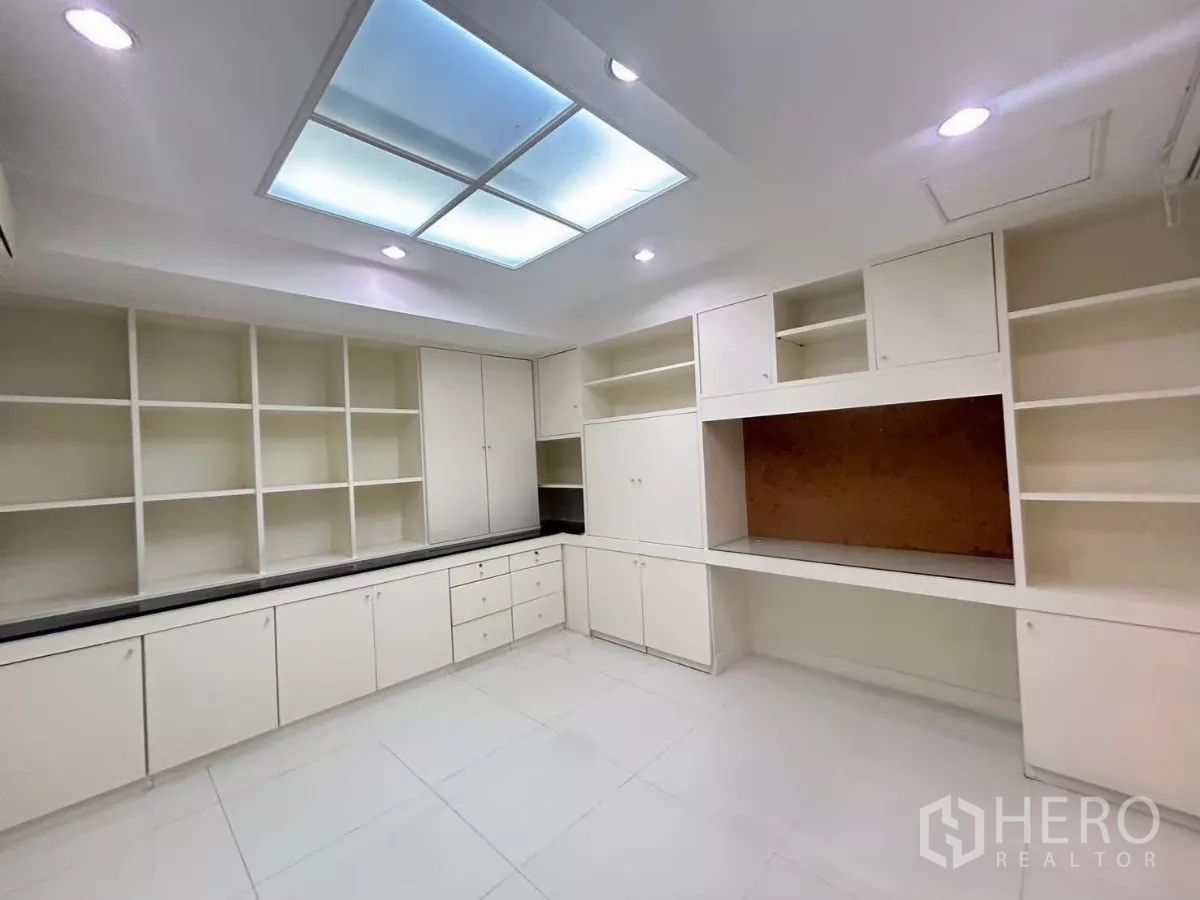 บ้าน ให้เช่าในSuan Luang, Bangkok - ห้องทำงานหรือเก็บของพร้อมตู้บิลท์อินเต็มผนัง