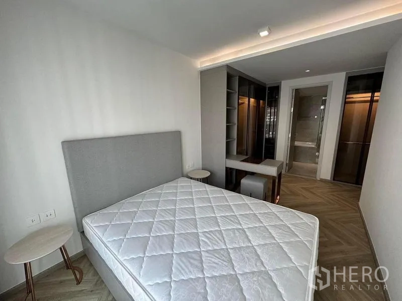 คอนโด ให้เช่าในWatthana, Bangkok - ห้องนอนใหญ่พร้อมเตียง ตู้เก็บของ และทางเข้าห้องน้ำในตัว