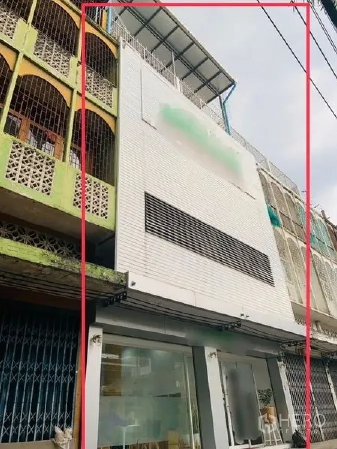 อาคารพาณิชย์ ให้เช่าหรือขายในKhlong Toei, Bangkok - ด้านหน้าอาคารพาณิชย์ทรงแคบสไตล์โมเดิร์น กรุแผ่นสีขาว พร้อมชั้นล่างหน้ากระจกในแนวตึกแถว