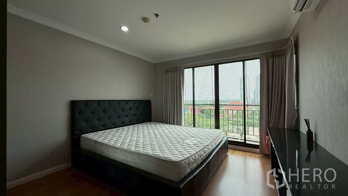 公寓 出售在Yan Nawa, Bangkok - 主卧带软包床头，大窗与可观景的阳台。