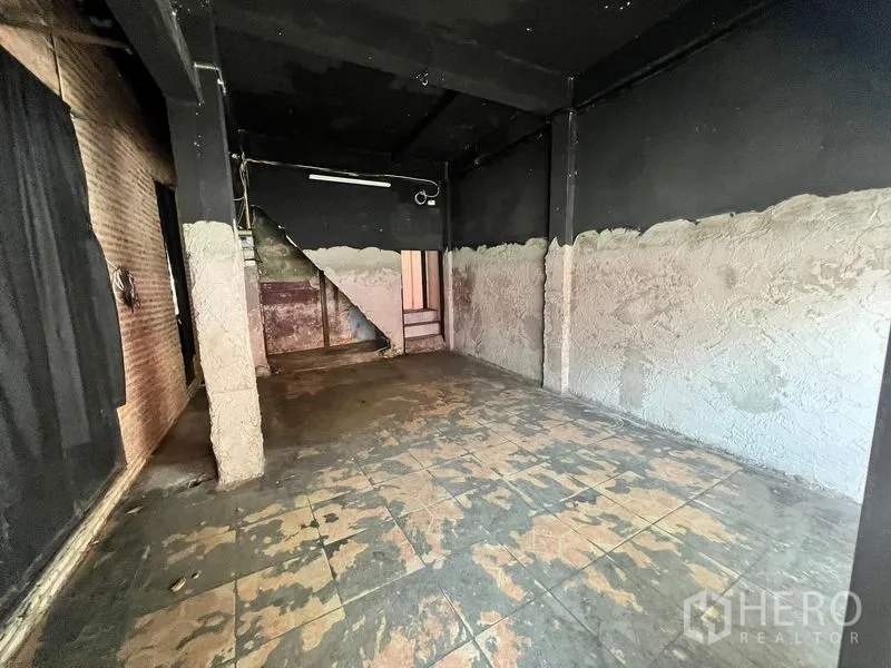 店屋 出租在Phaya Thai, Bangkok - 店屋一层空间，挑高天花，粗糙水泥墙与旧瓷砖地面