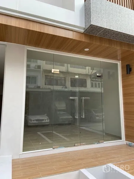带办公室的家 出租或出售在Suan Luang, Bangkok - 临街玻璃店面入口，双扉玻璃门，木质吊顶装饰。