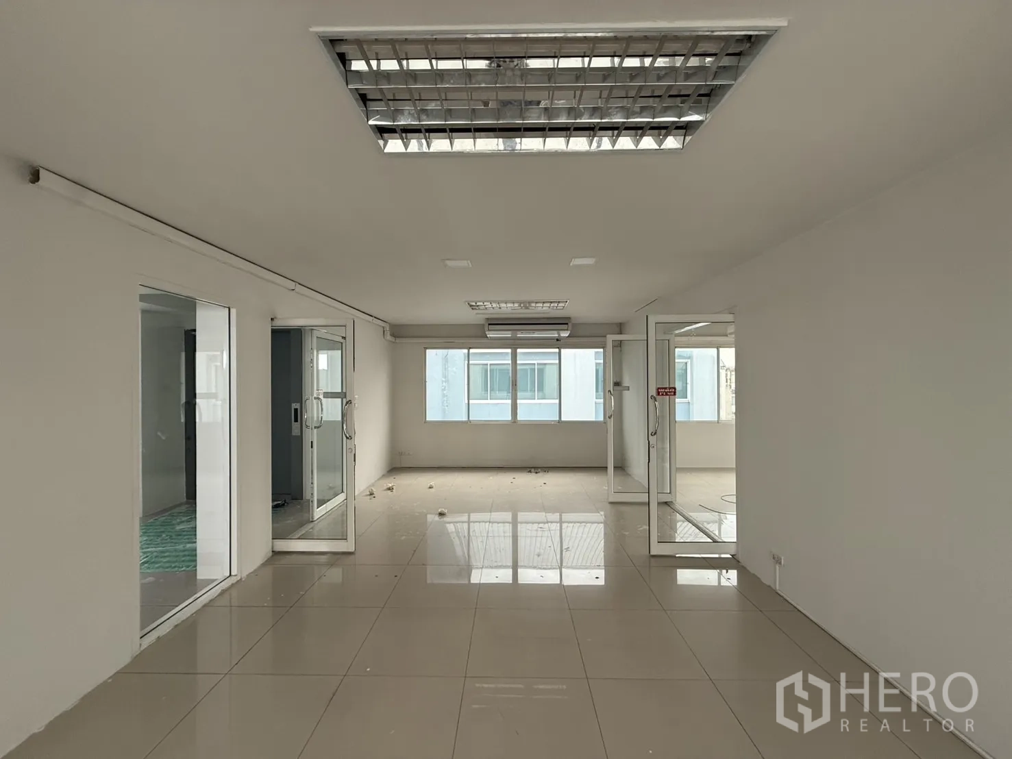 办公空间 出租在Bueng Kum, Bangkok - 长条开放办公区，多处玻璃门与地砖地面。