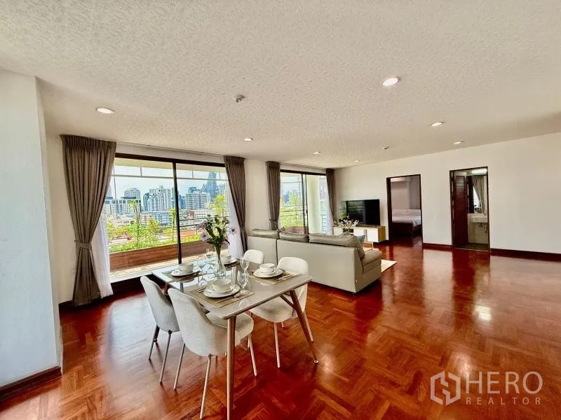 公寓 出租 - 开放式客餐厅，拼花木地板，落地窗与阳台城市景观