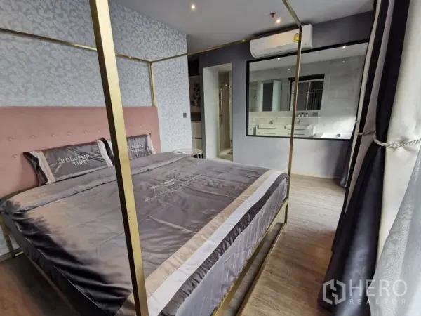 公寓 出租或出售在Watthana, Bangkok - 主卧配四柱床、浅粉色床头、大窗户，并与套内卫浴相连。