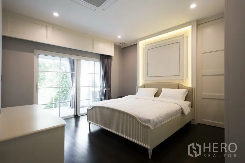 บ้าน ให้เช่าในMueang Samut Prakan, Samut Prakan - ห้องนอนอบอุ่นพร้อมหัวเตียงไฟซ่อน และประตูบานเลื่อนเปิดออกสู่สวน