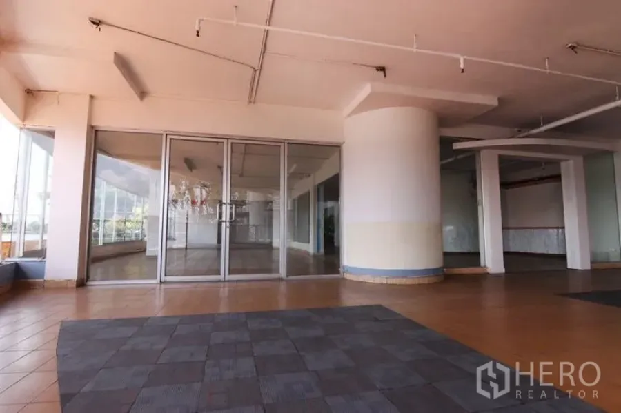 Retail Space for rent in Yan Nawa, Bangkok - Shopfront with curved column, expansive glass façade, and shaded outdoor entry area.