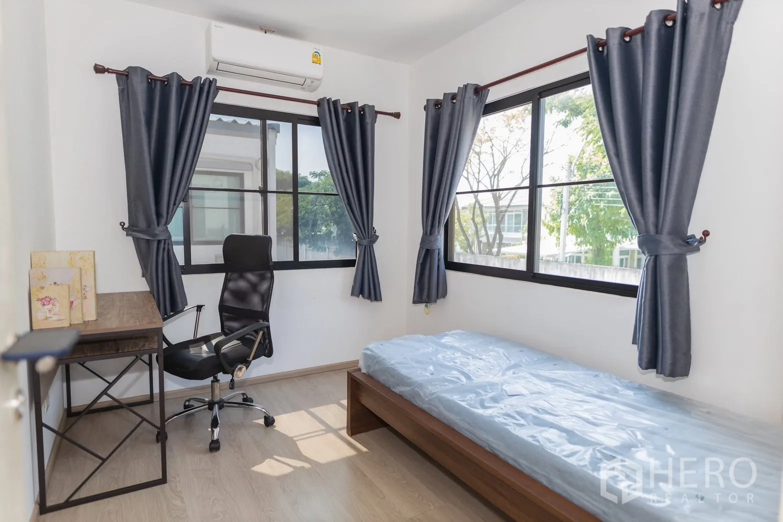 ทาวน์เฮาส์ for rent in Bang Phli, Samut Prakan - ห้องนอนเดี่ยวสว่าง โต๊ะทำงาน เก้าอี้ และหน้าต่างมุม