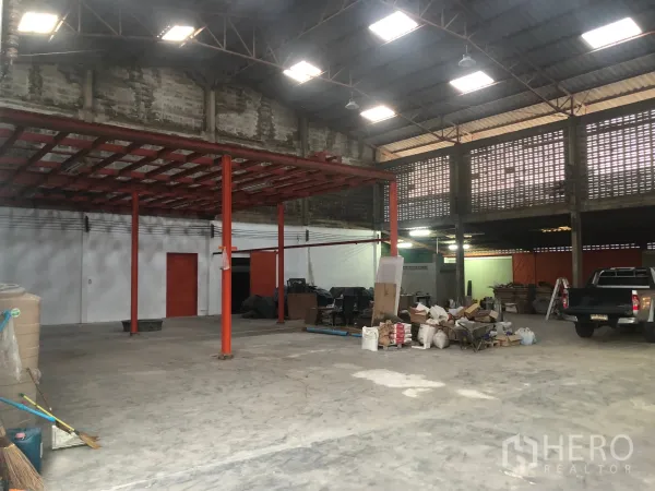 คลังสินค้า ให้เช่าในMin Buri, Bangkok - ฮอลล์เก็บสินค้าเสาเหล็กสีส้ม โครงเมซานีนบางส่วน และพื้นที่โหลดของกว้างพื้นคอนกรีต