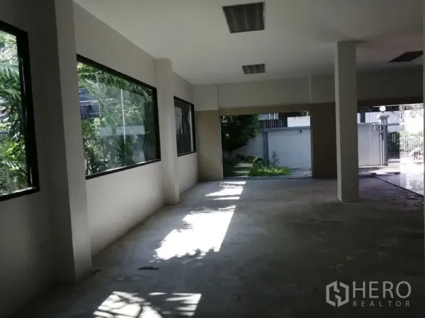 สำนักงานที่บ้าน ให้เช่าในWatthana, Bangkok - พื้นที่ชั้นล่างแบบมีหลังคา หน้าต่างบานใหญ่ มองสู่สวนและประตูทางเข้า