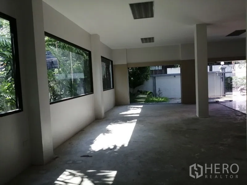 สำนักงานที่บ้าน ให้เช่าในWatthana, Bangkok - พื้นที่ชั้นล่างแบบมีหลังคา หน้าต่างบานใหญ่ มองสู่สวนและประตูทางเข้า