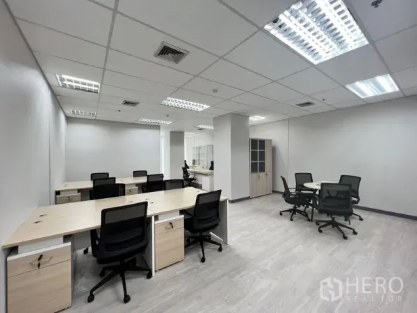 办公空间 出租在Sathon, Bangkok - 宽景办公室，配多组工位、会议角与柜体，精装交付。