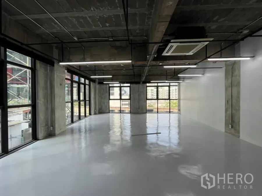 办公空间 出租在Khlong Toei, Bangkok - 转角办公室，三面采光与城市景观，现代灯光与Loft风格。