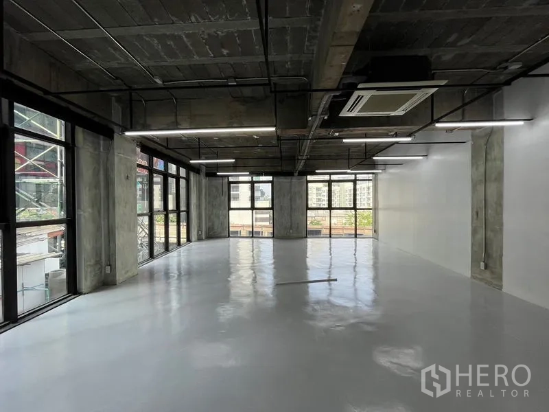 办公空间 出租在Khlong Toei, Bangkok - 转角办公室，三面采光与城市景观，现代灯光与Loft风格。