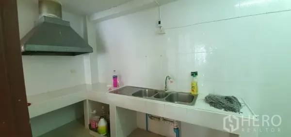 带办公室的家 出租在Khlong Toei, Bangkok - 紧凑的茶水间，双水槽与抽油烟机，墙地皆为瓷砖。