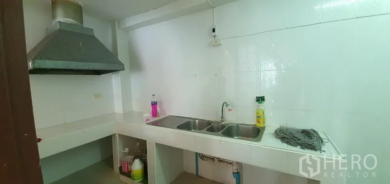 带办公室的家 出租在Khlong Toei, Bangkok - 紧凑的茶水间，双水槽与抽油烟机，墙地皆为瓷砖。