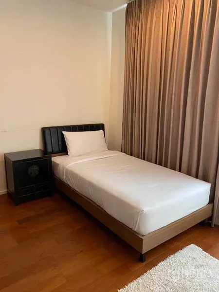 คอนโด ให้เช่าในWatthana, Bangkok - ห้องนอนขนาดกะทัดรัด พื้นไม้ เตียงเดี่ยว โต๊ะหัวเตียง และผ้าม่านเต็มความสูง