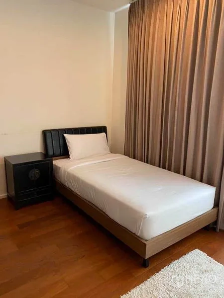 คอนโด ให้เช่าในWatthana, Bangkok - ห้องนอนขนาดกะทัดรัด พื้นไม้ เตียงเดี่ยว โต๊ะหัวเตียง และผ้าม่านเต็มความสูง