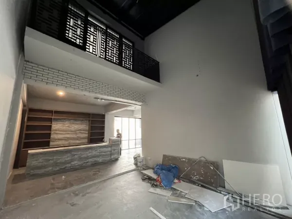 带办公室的家 出租在Pathum Wan, Bangkok - 挑高空间带夹层阳台，内置书架与石材吧台。