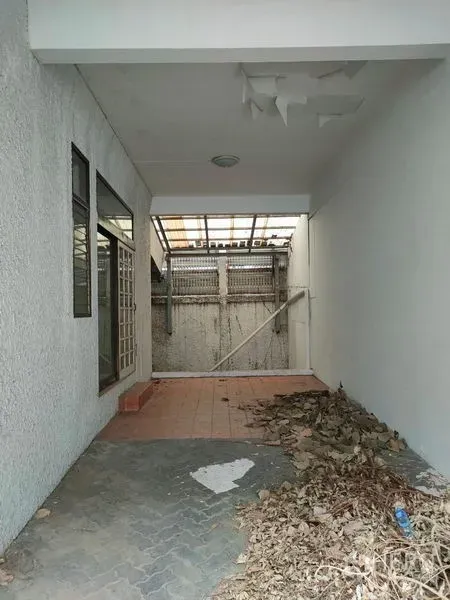 带办公室的家 出租在Pathum Wan, Bangkok - 带顶棚的车位或通道，铺砖地面与采光屋顶