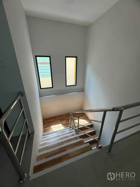 โรงงาน ขายในSamut Sakhon - บันไดสว่างโปร่ง ราวสแตนเลส และช่องหน้าต่างแนวตั้ง