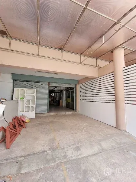 Office Space for rent in Din Daeng, Bangkok - Covered entrance and parking bay with a translucent roof leading to the ground-floor rolling shutter.