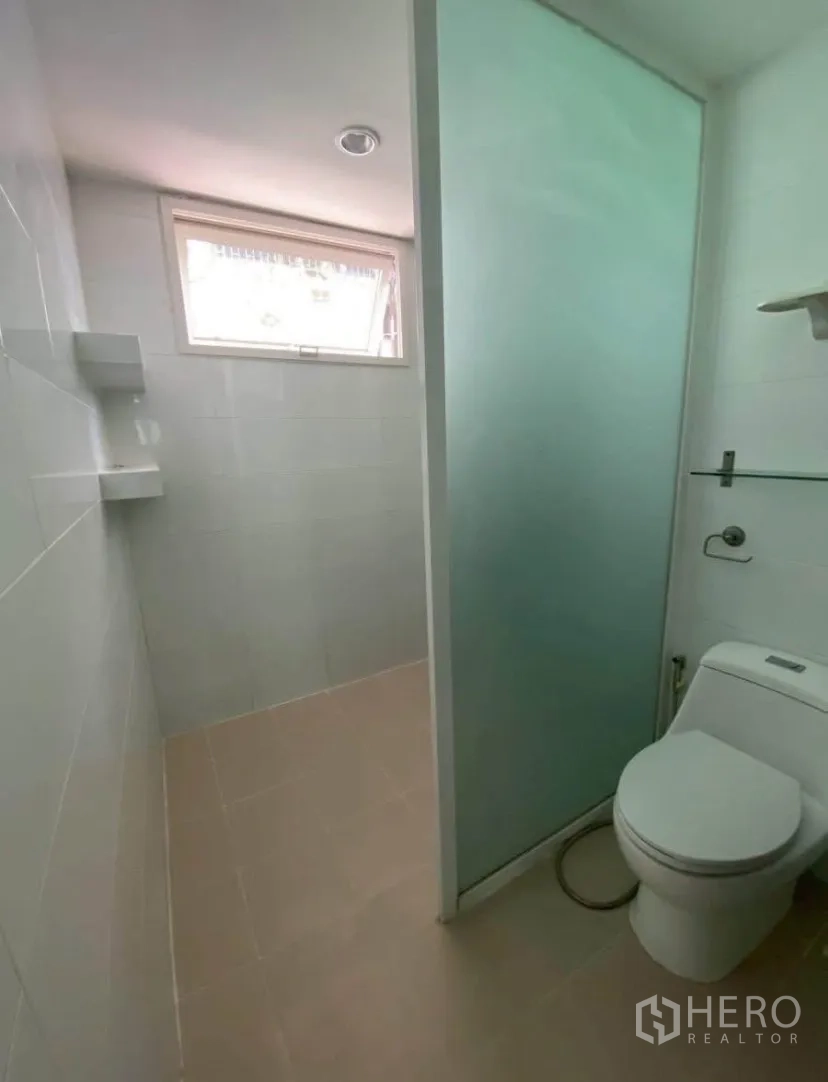ทาวน์เฮาส์ for rent in Phra Khanong, Bangkok - ห้องน้ำพร้อมฉากกั้นกระจกฝ้า โถสุขภัณฑ์ และหน้าต่างระบายอากาศสูง