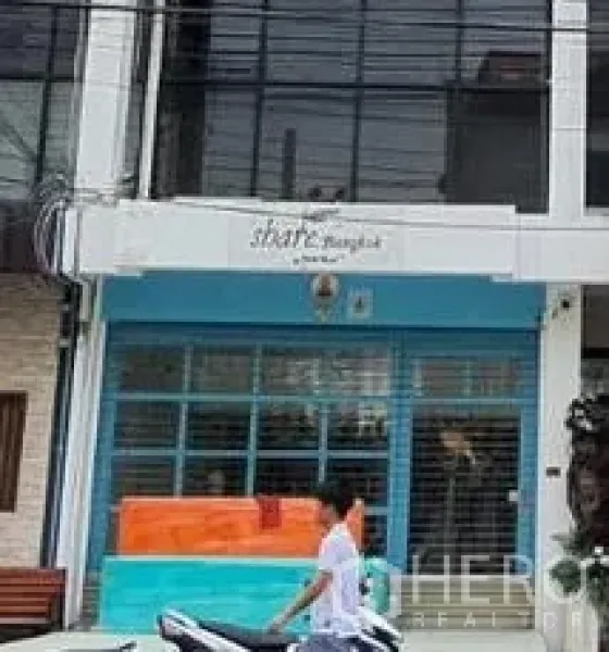 带办公室的家 出租在Khlong Toei, Bangkok - 临街外立面，蓝色框架的整面玻璃店面，位于素坤逸路。