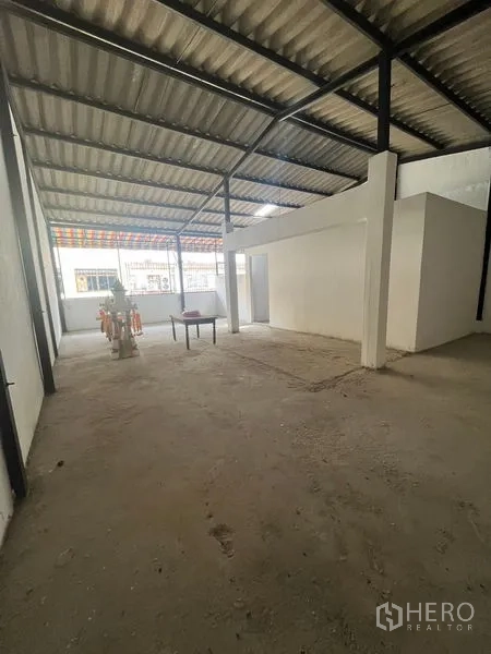 店屋 出租在Bang Rak, Bangkok - 顶层在波形屋顶下的开放空间，适合储物或轻作业