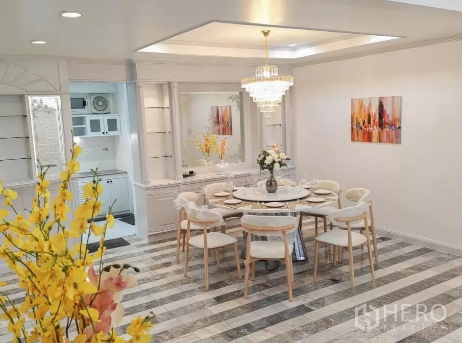 Detached House for rent in Yan Nawa, Bangkok - Dining room with round table and chandelier connected to the kitchen.
